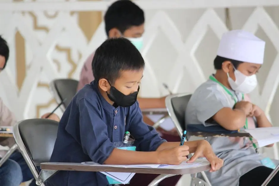 Siswa mengikuti les privat harian bersama pengajar di ruang belajar