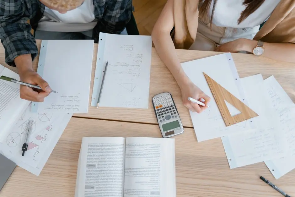 Murid dan tutor duduk bersama mengerjakan soal